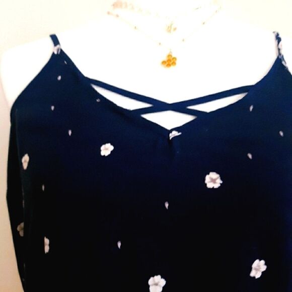 GarageāFloralāPrintĀ SleevelessāRomperāPocketsāXS - Picture 2 of 6